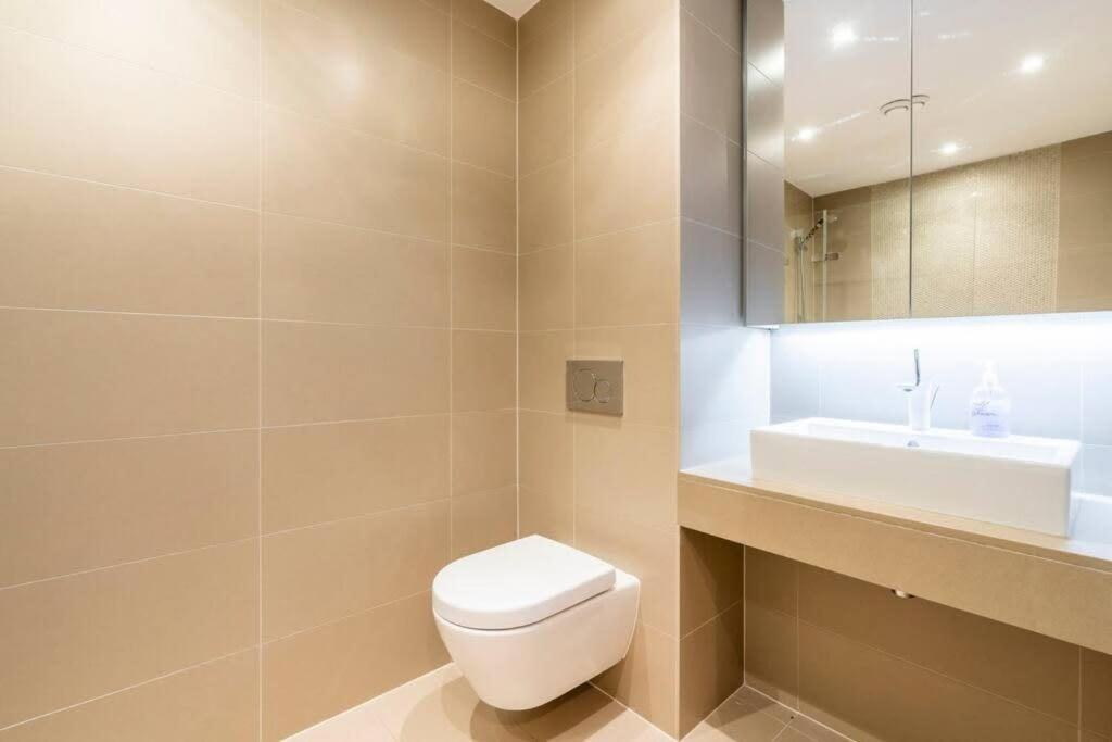 1 Bedroom Penthouse Flat In East ロンドン エクステリア 写真