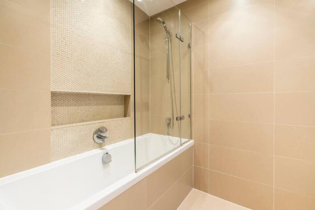 1 Bedroom Penthouse Flat In East ロンドン エクステリア 写真