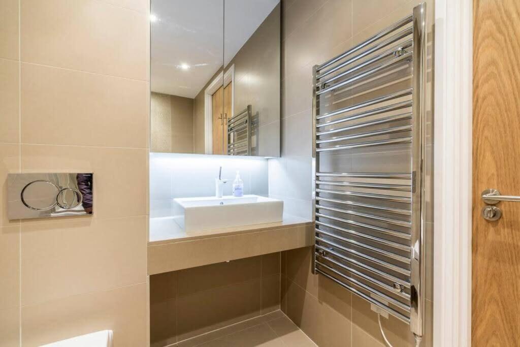 1 Bedroom Penthouse Flat In East ロンドン エクステリア 写真